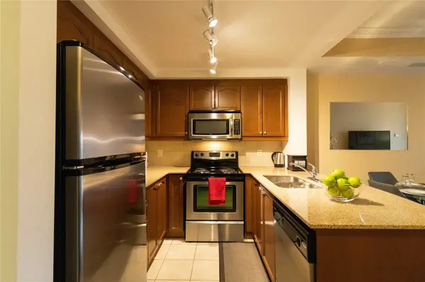 8 Maison Parc CT #313, Vaughan, ON L4J 9K5