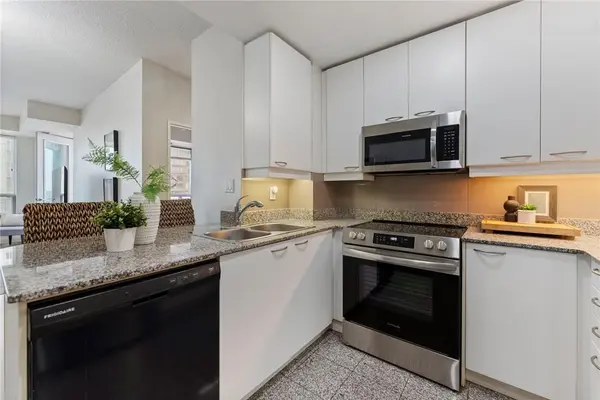 88 Palace Pier N/A #902, Toronto W06, ON M8V 3W9