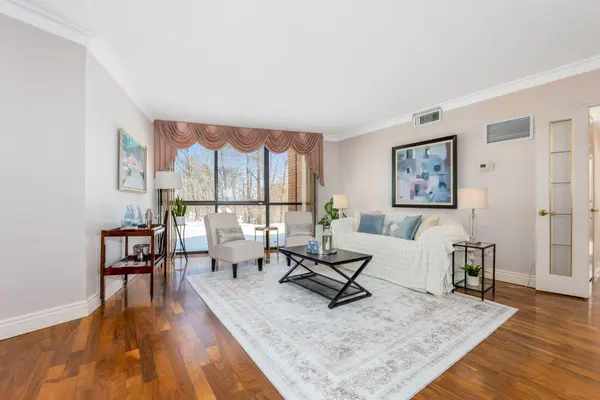 1240 Marlborough CT #110, Oakville, ON L6H 3K7