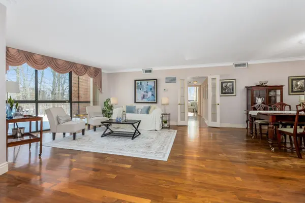 1240 Marlborough CT #110, Oakville, ON L6H 3K7