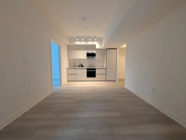 Toronto C10, ON M4P 1V6,120 Broadway AVE #811