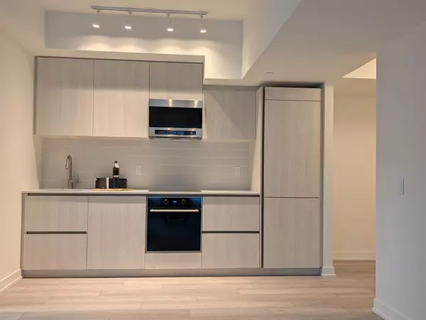 Toronto C10, ON M4P 1V6,120 Broadway AVE #811