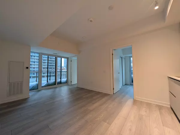 Toronto C10, ON M4P 1V6,120 Broadway AVE #811