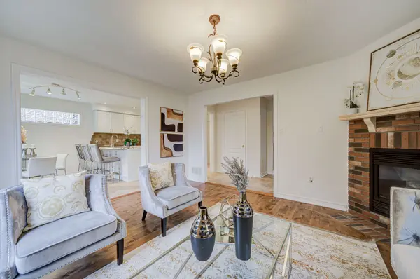 223 Deerglen TER, Aurora, ON L4G 6Y5