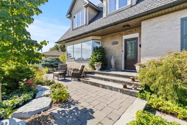 882 Danforth PL, Burlington, ON L7T 1S2