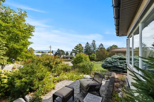 882 Danforth PL, Burlington, ON L7T 1S2