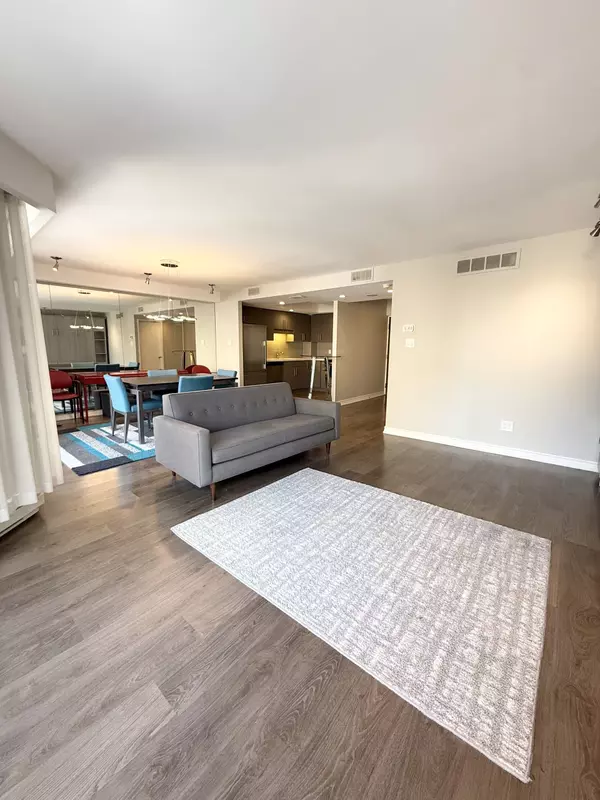 Toronto C01, ON M5J 2L4,65 Harbour SQ #1609