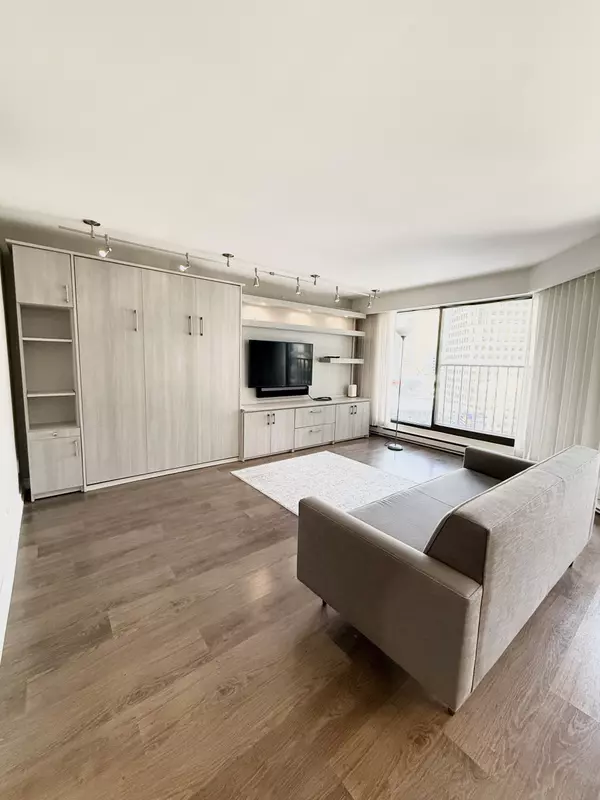 Toronto C01, ON M5J 2L4,65 Harbour SQ #1609