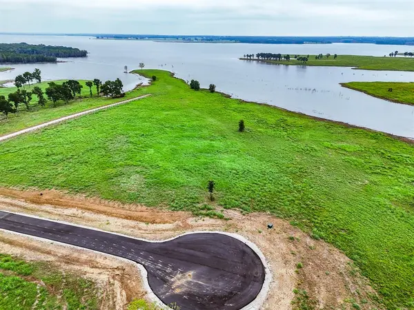 204 Lakeshore Lane, Windom, TX 75492