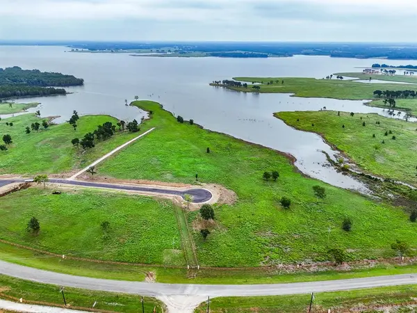 204 Lakeshore Lane, Windom, TX 75492