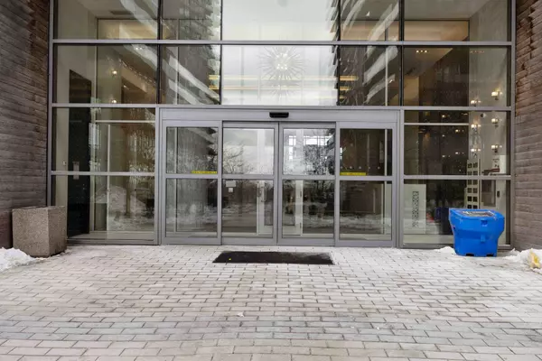 Toronto W06, ON M8V 0C5,56 Annie Craig DR #302