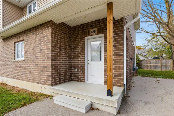 38 Cobourg LN, Stratford, ON N5A 1E7