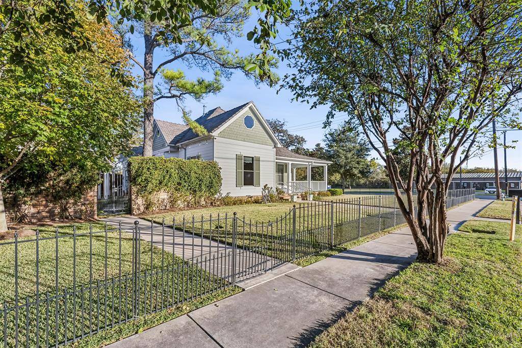 907 S Robinson Street, Cleburne, TX 76031