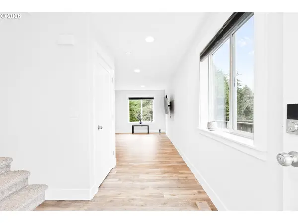 1463 SE HONEYSUCKLE LOOP, Warrenton, OR 97146