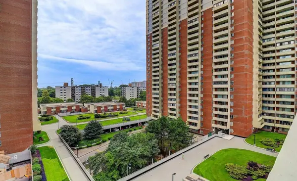 3 Massey SQ #906, Toronto E03, ON M4C 5L5