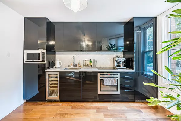 Toronto, ON M4Y 1L2,24 IRWIN AVE