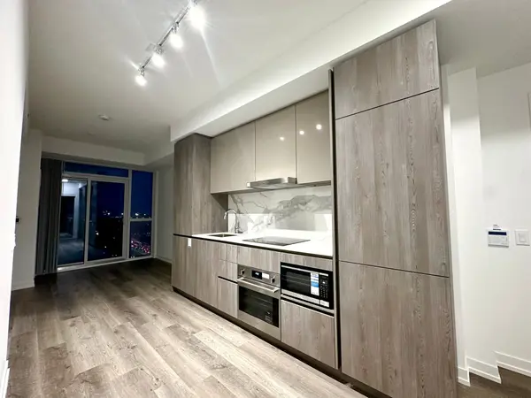 Vaughan, ON L4K 0R2,8 Intercharge WAY #1001