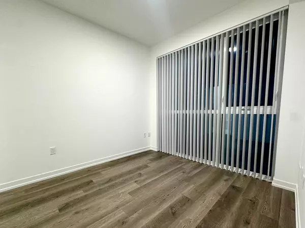 Vaughan, ON L4K 0R2,8 Intercharge WAY #1001