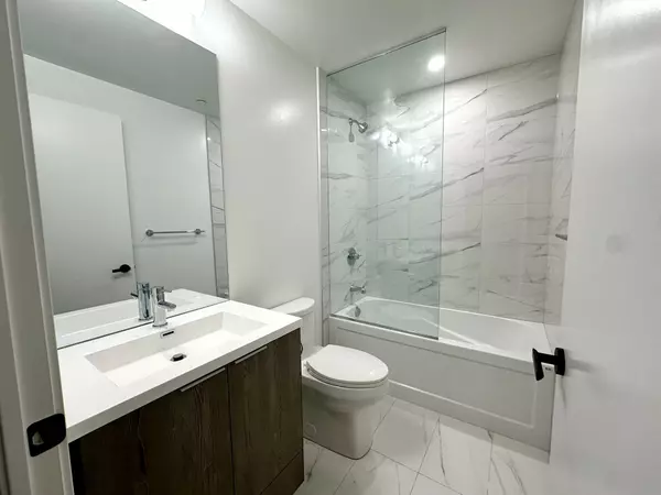 Vaughan, ON L4K 0R2,8 Intercharge WAY #1001