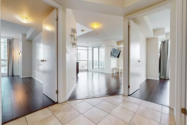 Toronto C01, ON M5V 4A2,215 Fort York BLVD #1710