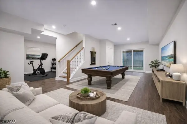 8 Birdie Ln, Boonton Town, NJ 07005