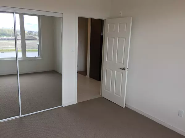 Brampton, ON L6Y 6B9,54 Sky Harbour DR #206