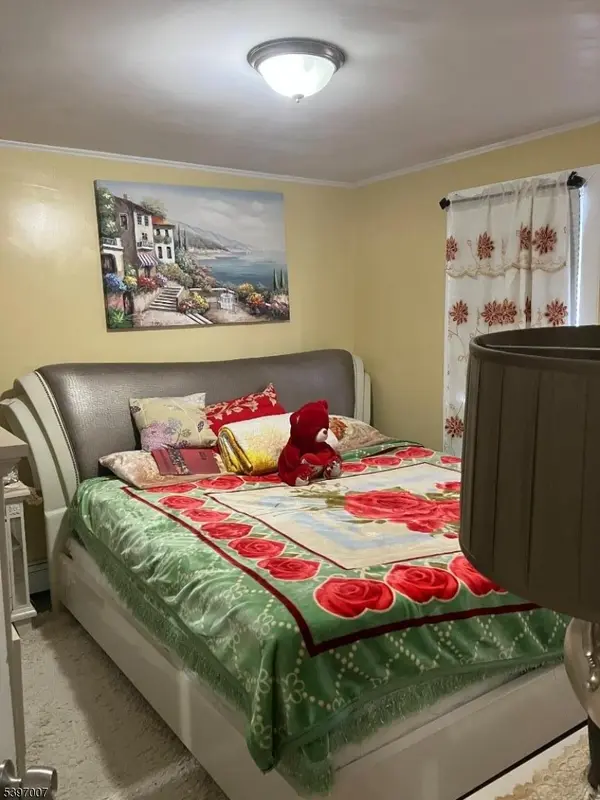 21 Lake St, East Orange City, NJ 07017