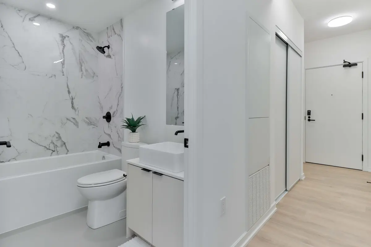 1285 Dupont ST N #2402, Toronto W02, ON M6H 0E3