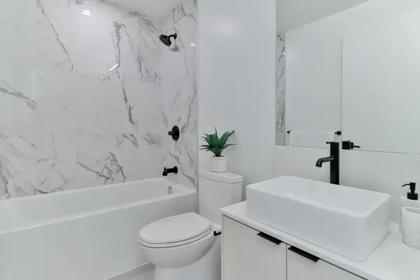 1285 Dupont ST N #2402, Toronto W02, ON M6H 0E3