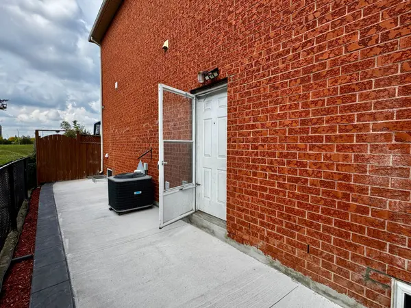 Brampton, ON L6Y 4M5,30 Tina CT