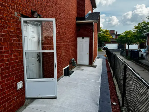 Brampton, ON L6Y 4M5,30 Tina CT