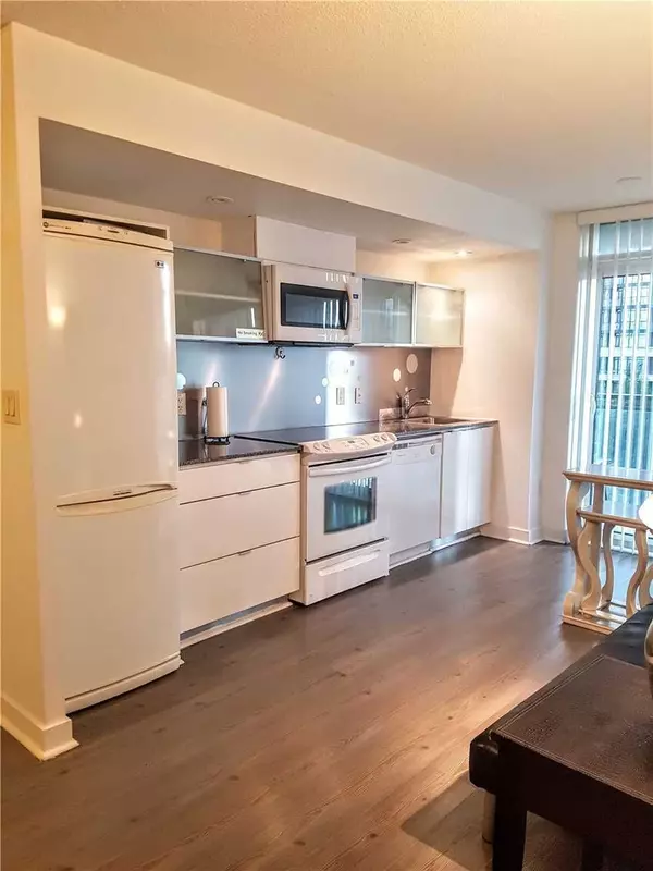 Toronto C01, ON M5V 3Y9,4K Spadina AVE W #729