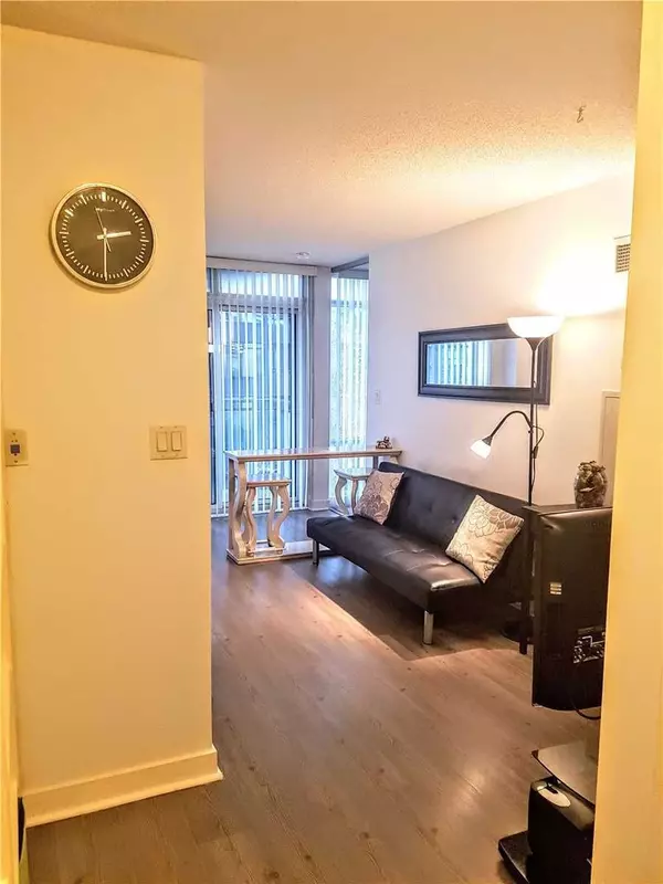 Toronto C01, ON M5V 3Y9,4K Spadina AVE W #729