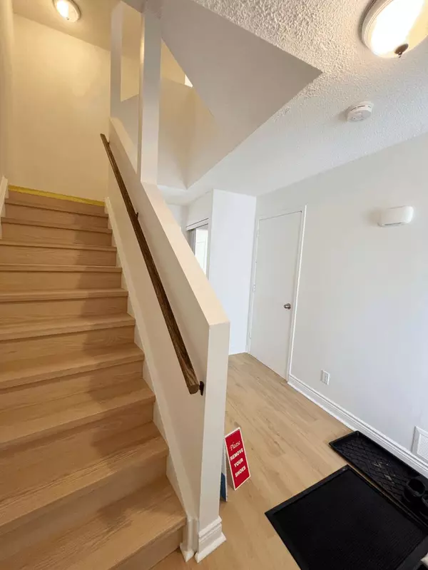 Brampton, ON L6S 3J9,16 Ashton CRES #16