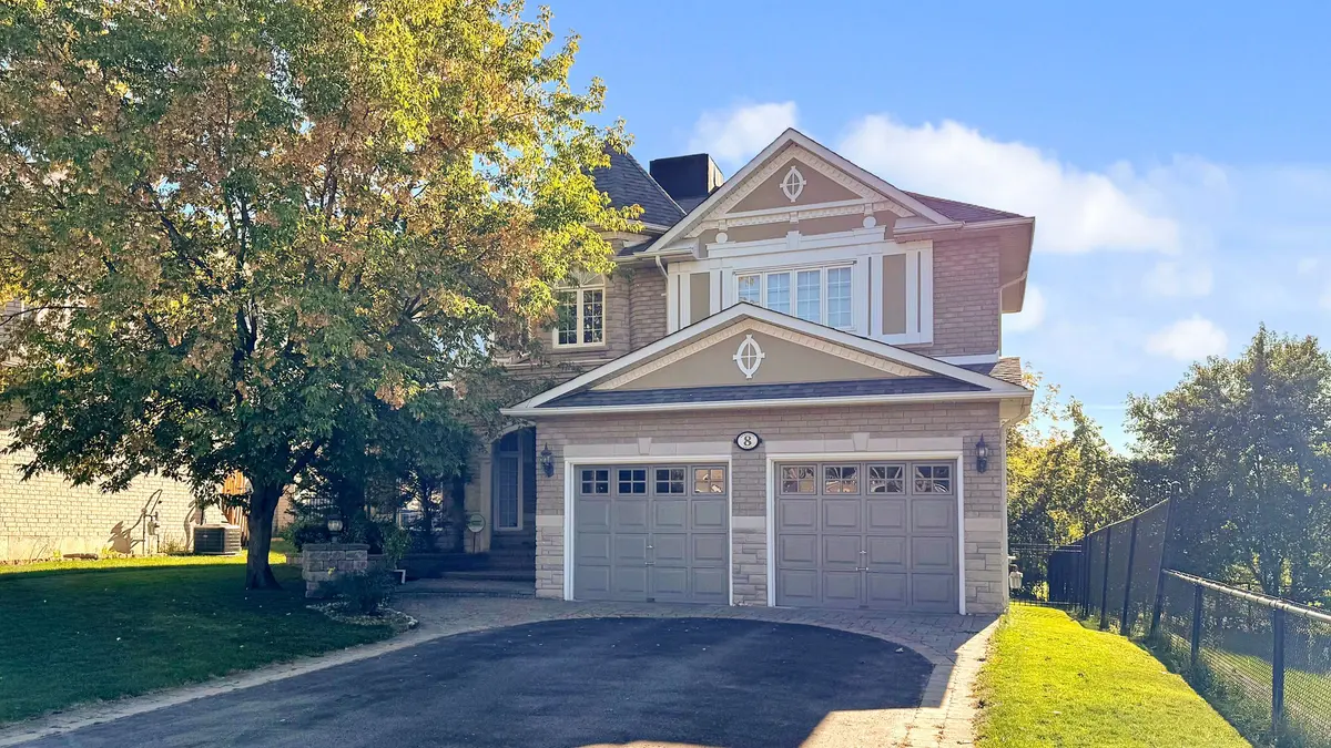 8 Roberson DR, Ajax, ON L1T 3Y6
