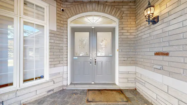 8 Roberson DR, Ajax, ON L1T 3Y6