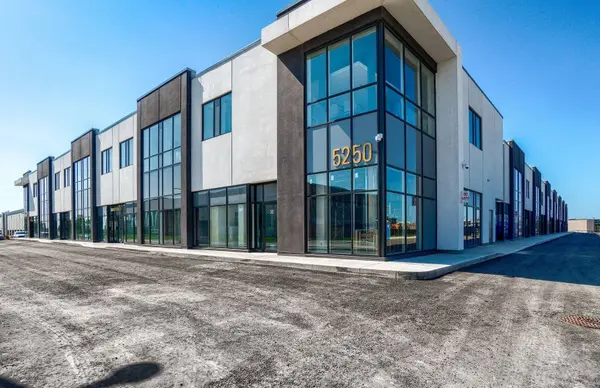 5260 Solar DR #12, Mississauga, ON L4W 5E1