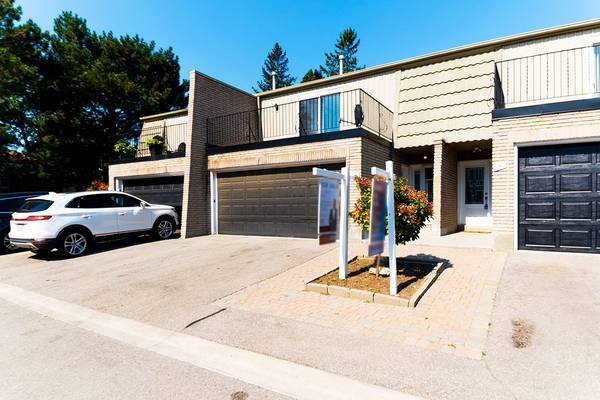 1011 White Oak DR #2, Burlington, ON L7T 2L3