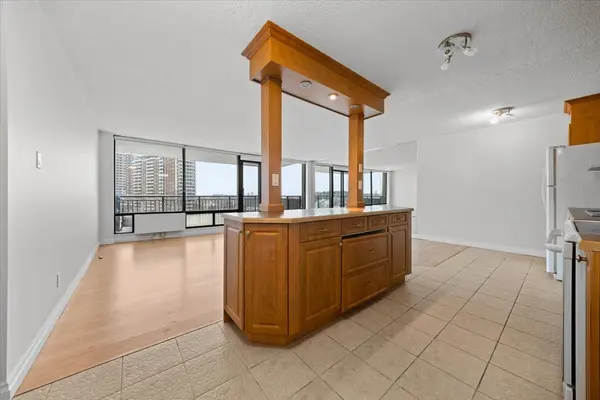 1190 Richmond RD #703, Woodroffe, ON K2B 8J3