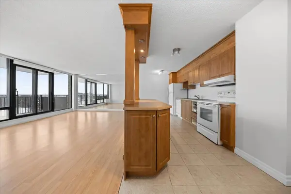 1190 Richmond RD #703, Woodroffe, ON K2B 8J3