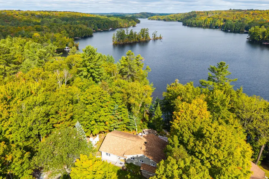 20 Fish Rock RD, Huntsville, ON P1H 2N5