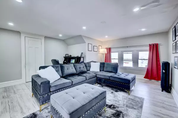 Hamilton, ON L8M 2T7,118 Fairholt RD S #3rd Flr