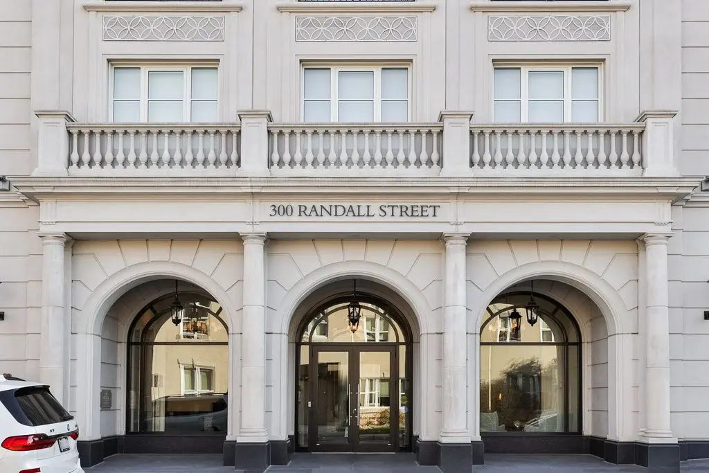 300 Randall ST #212, Oakville, ON L6J 1R1