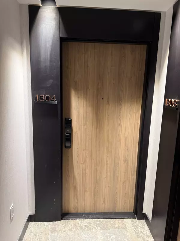 Mississauga, ON L5A 4C6,1 Fairview RD E #1304