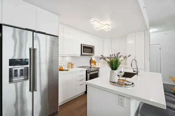 10 Concord PL #409, Grimsby, ON L3M 0G6