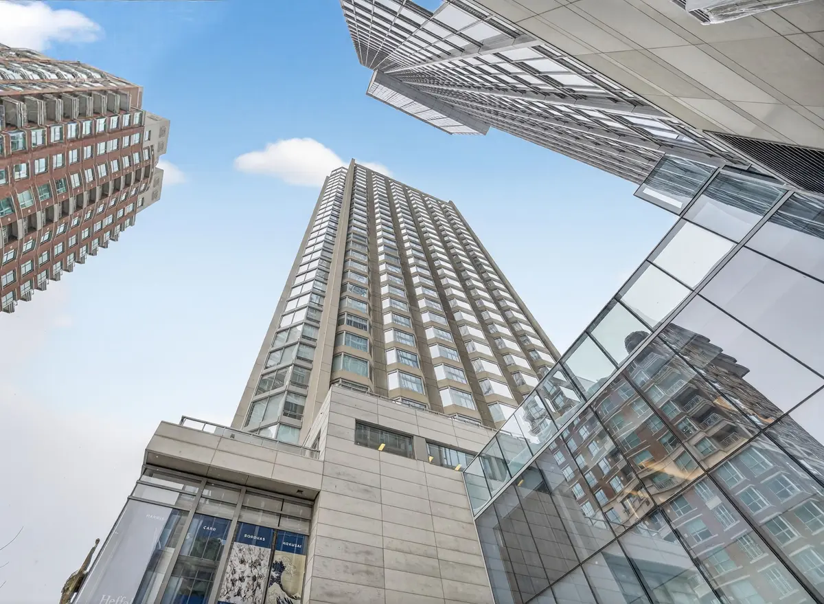 155 Yorkville AVE #2512, Toronto C02, ON M5R 1C4