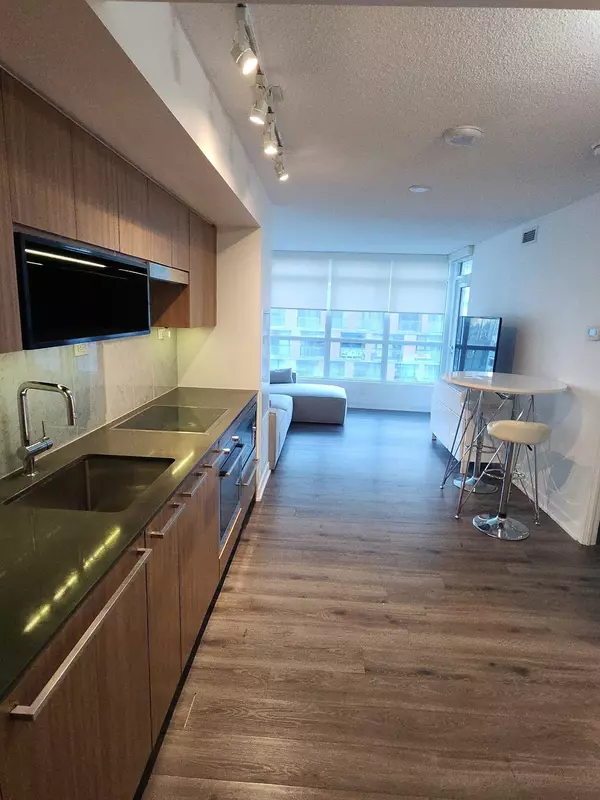 Toronto C01, ON M5V 0J3,80 Queens Wharf RD #815