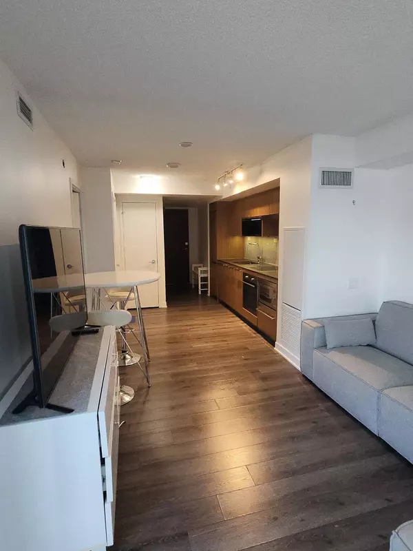 Toronto C01, ON M5V 0J3,80 Queens Wharf RD #815