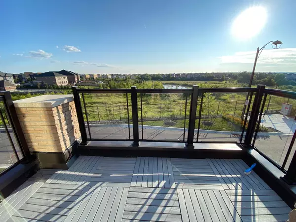 24 Stubbs LN, Aurora, ON L4G 3Y3