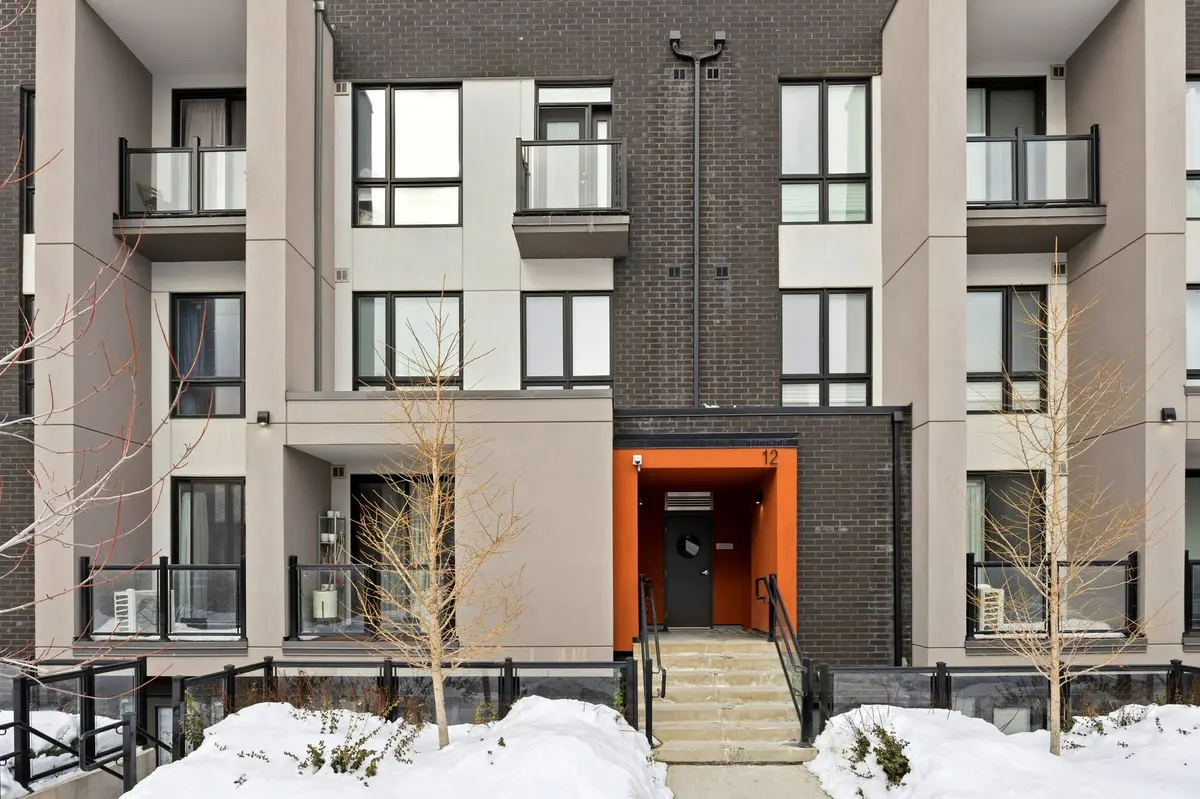 12 Marquette AVE #6, Toronto C04, ON M6A 0E1
